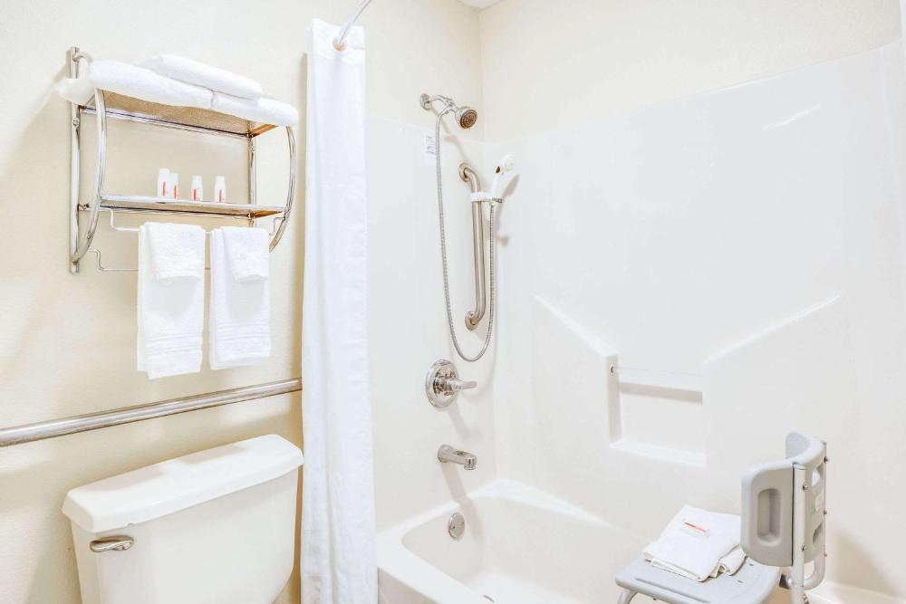 Queen Room with Bath Tub - Mobility Accessible/Non-Smoking interior